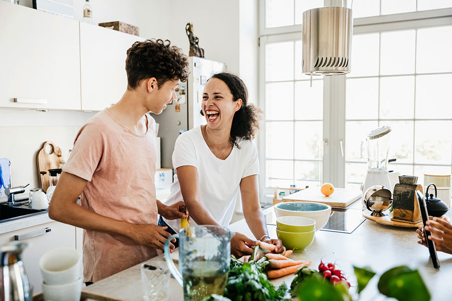 Madre e hijo cocinando en la cocina