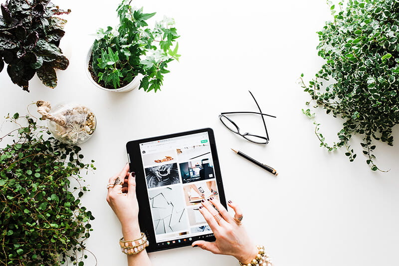 Blogger Using iPad