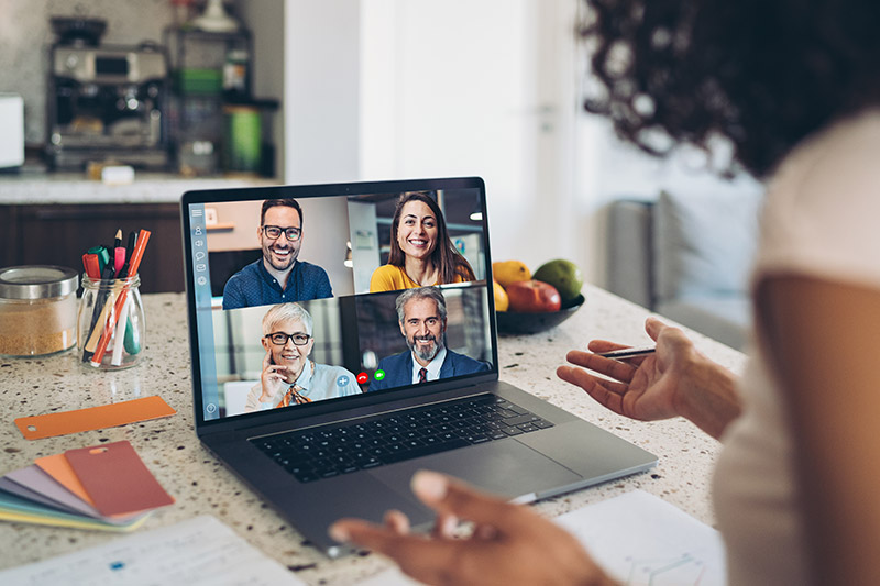 womain-in-virtual-meeting